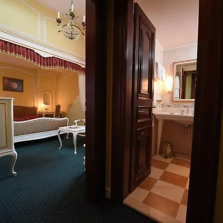 Garni Leopold I Hotel 4*
